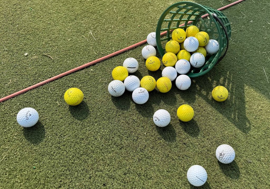 Comparison chart of golf ball spin rates from robot tests, highlighting differences in distance and control for various models.